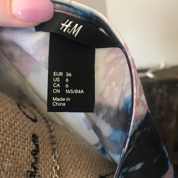 Abstract v-neck mini dress w/black belt - Picture 7 of 7